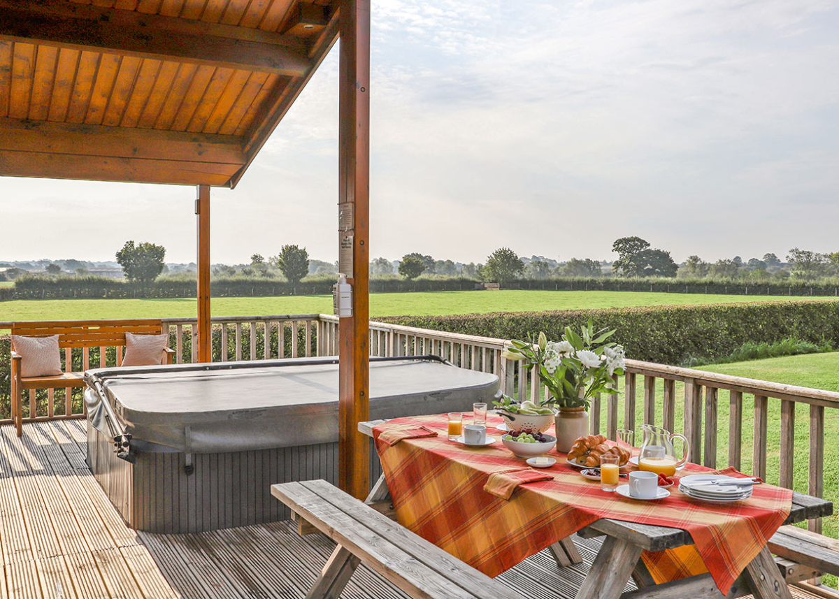 4-Star Gold Log Cabins Near Rocester